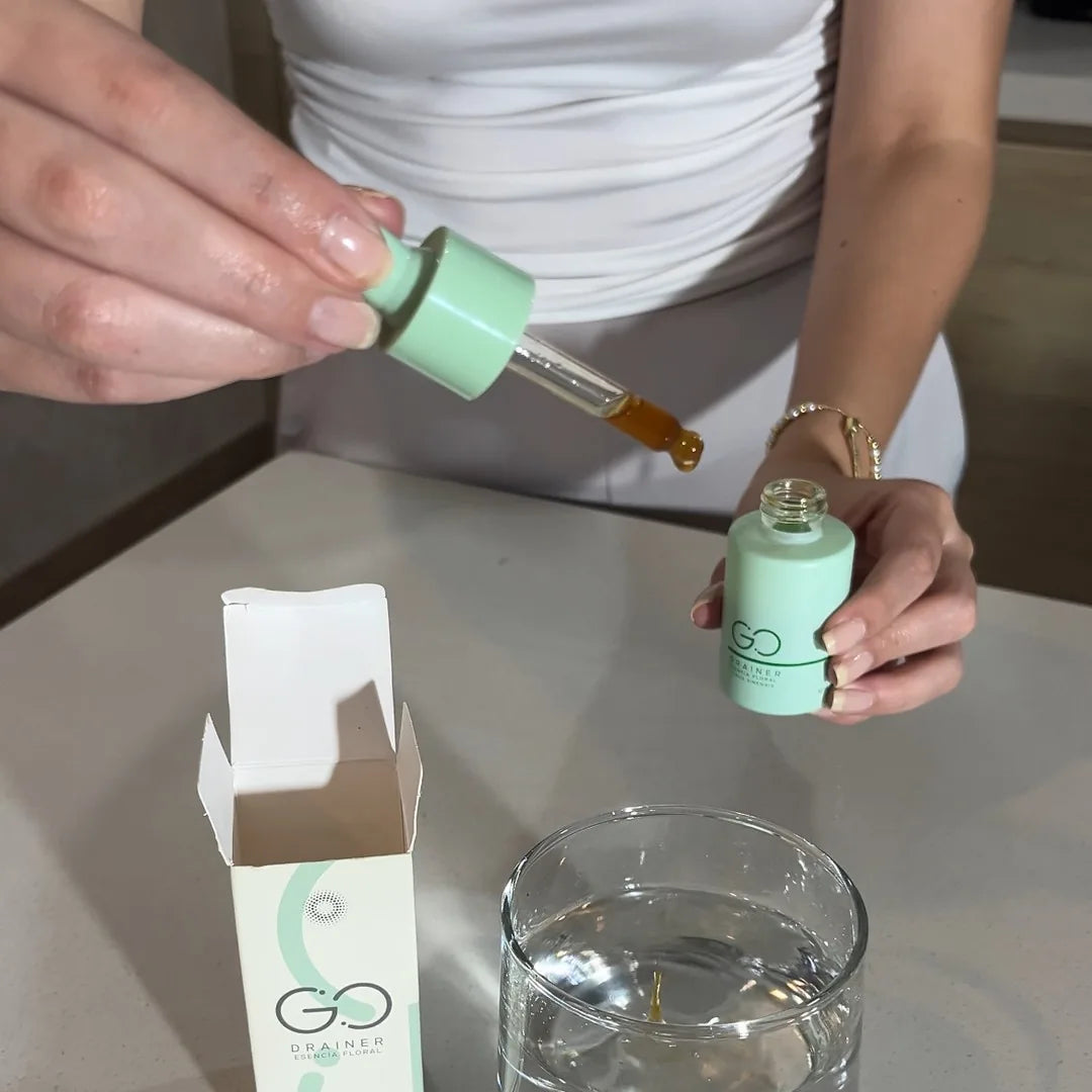 Gotas de Go Drainer cayendo en un vaso de agua