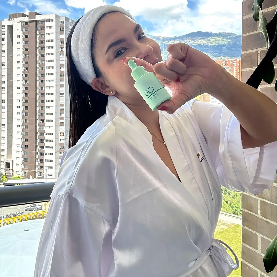 Mujer en bata usando Go Drainer en la mañana